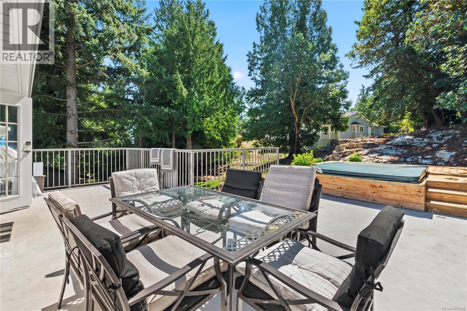 1661 Barrett Dr, North Saanich