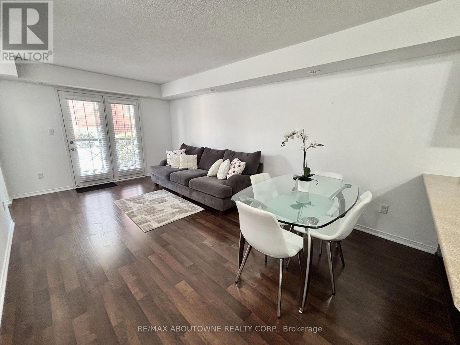 Photo 10 of 12 35 Hays Boulevard, Oakville ON
