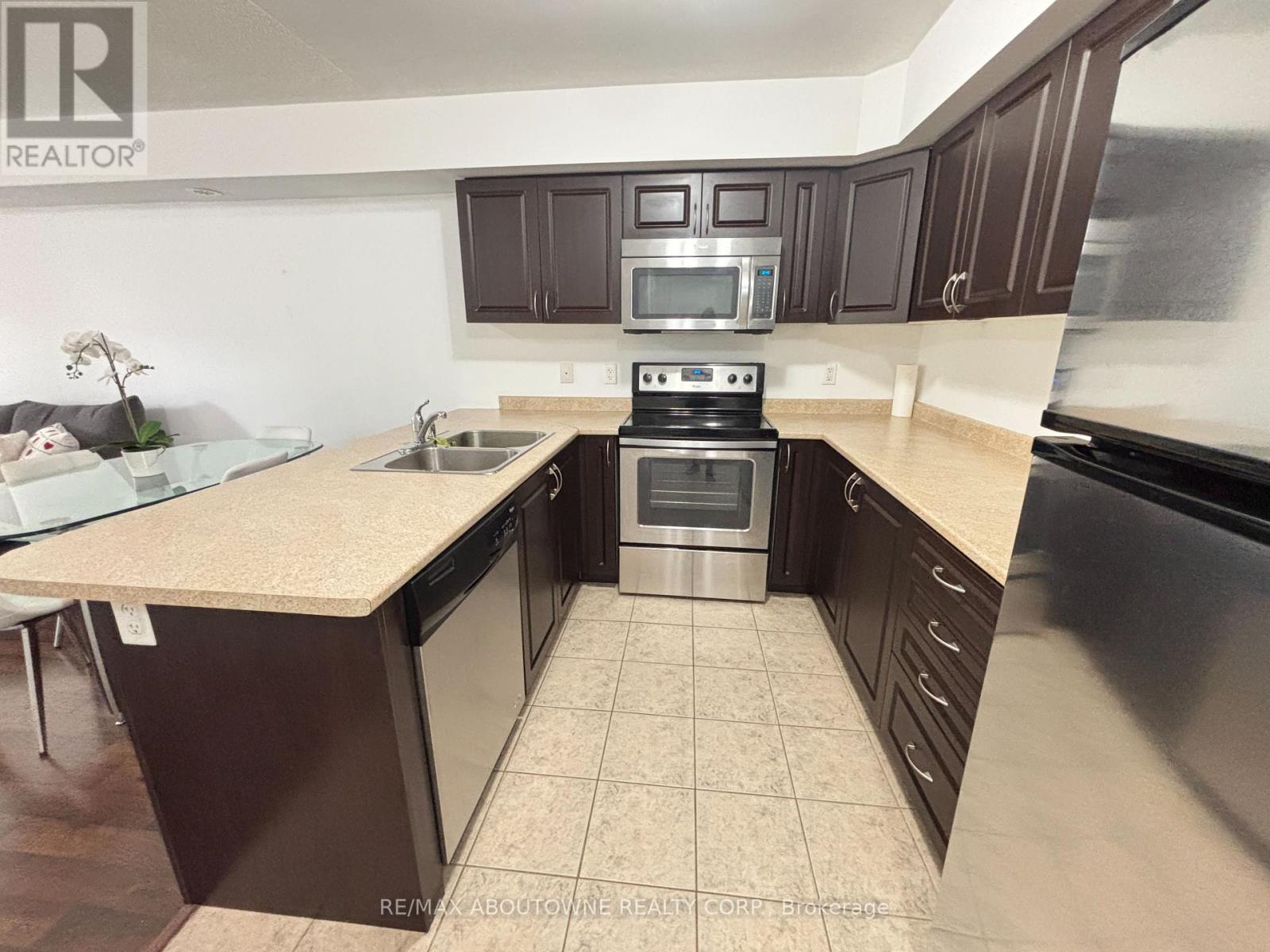 Photo 11 of 12 35 Hays Boulevard, Oakville ON