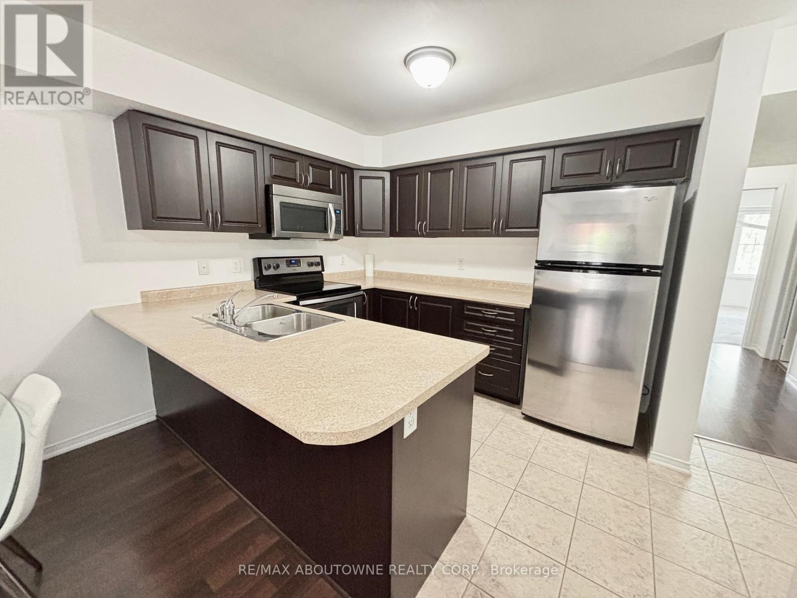 Photo 12 of 12 35 Hays Boulevard, Oakville ON