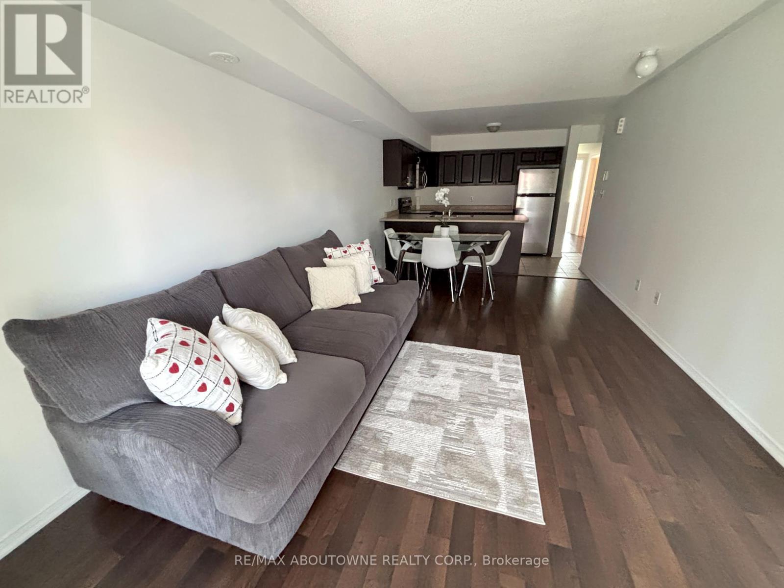 Photo 4 of 12 35 Hays Boulevard, Oakville ON