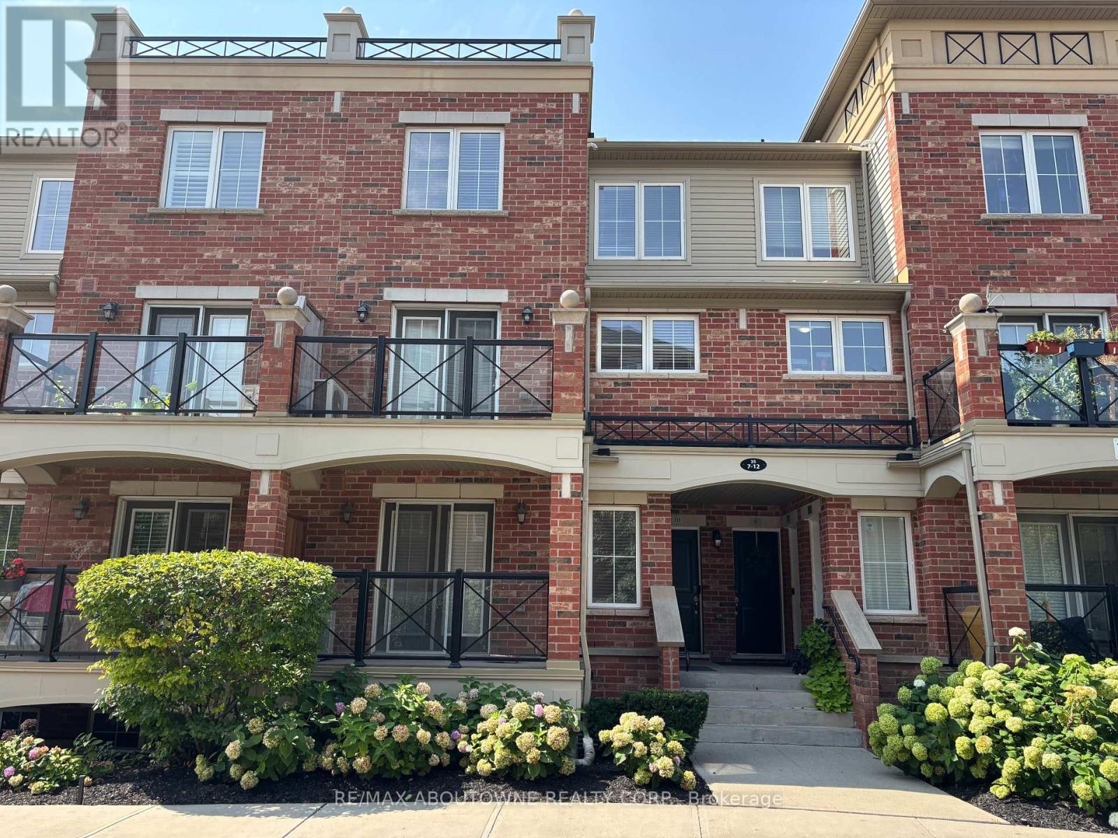 Photo 3 of 12 35 Hays Boulevard, Oakville ON