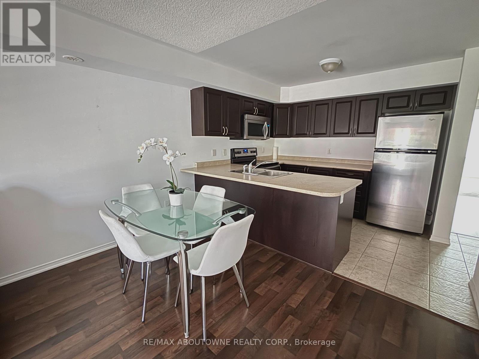 Photo 5 of 12 35 Hays Boulevard, Oakville ON