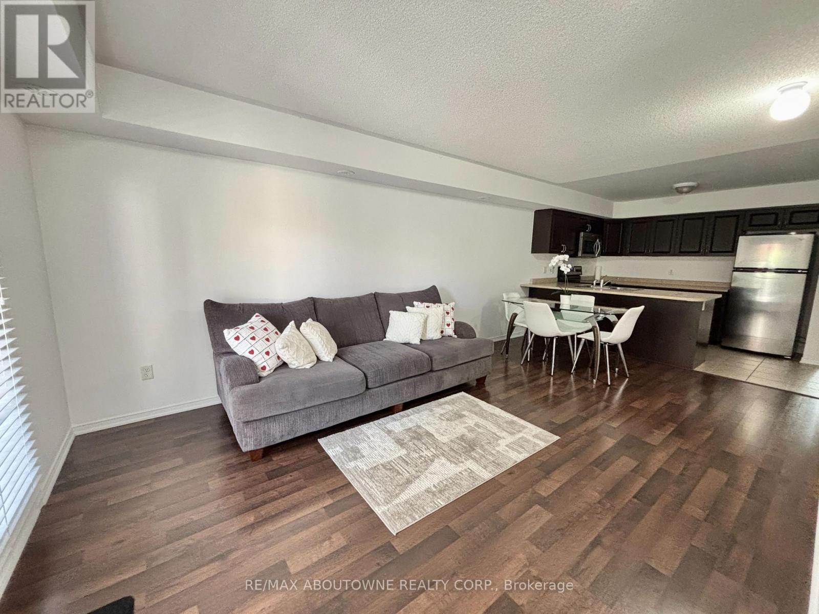 Photo 7 of 12 35 Hays Boulevard, Oakville ON