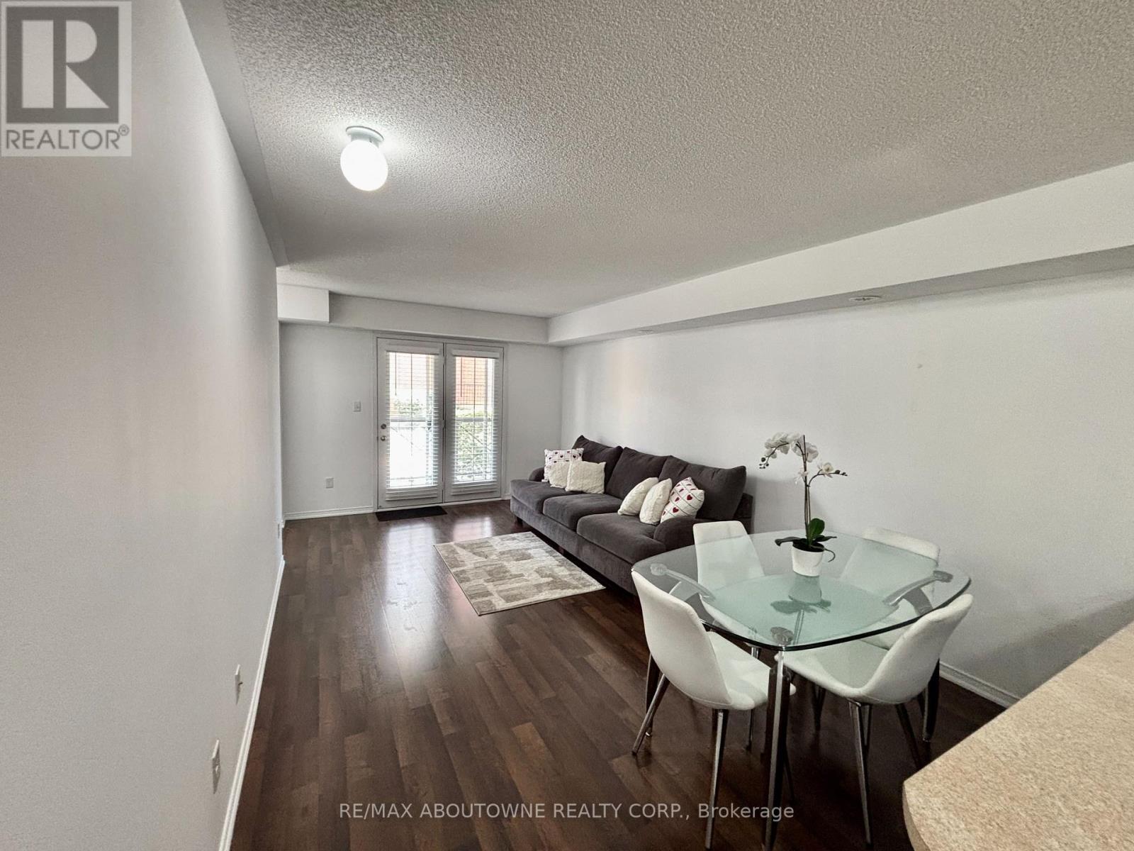 Photo 9 of 12 35 Hays Boulevard, Oakville ON
