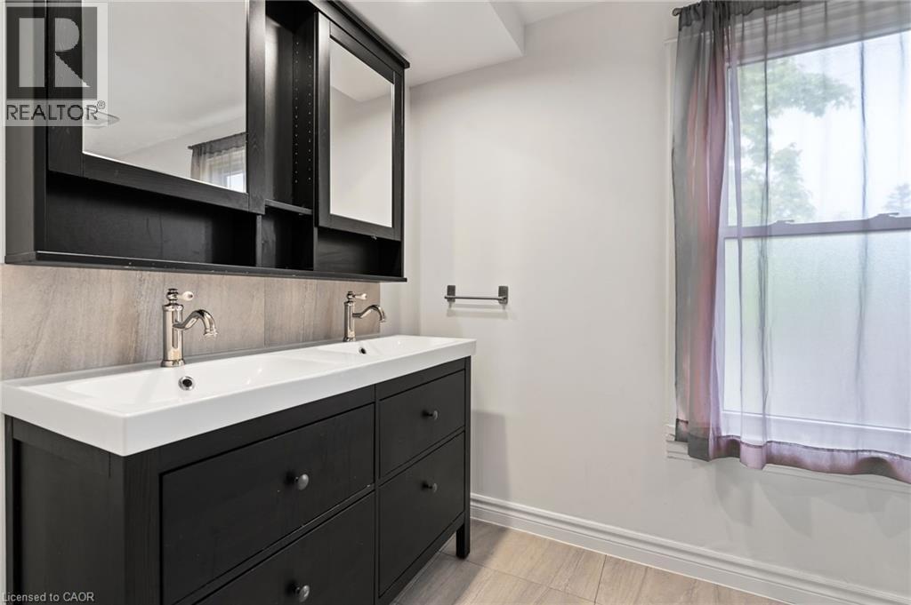 Photo 25 of 42 Chaplin Avenue, St Catharines ON