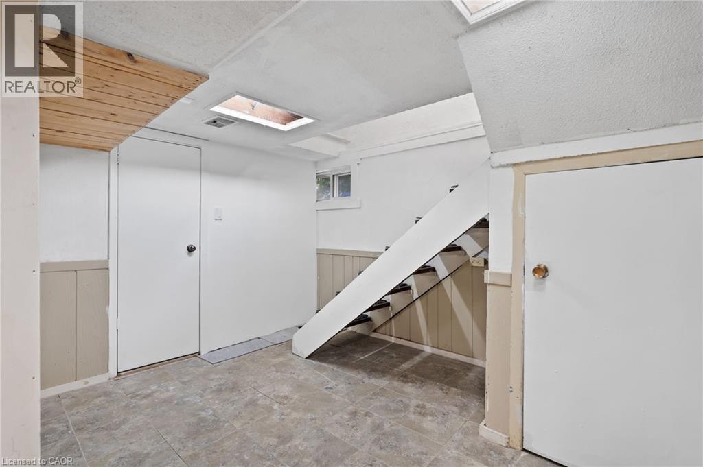Photo 32 of 42 Chaplin Avenue, St Catharines ON
