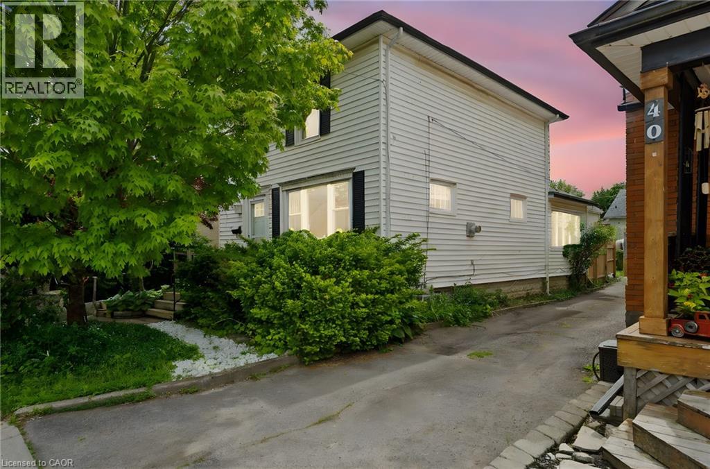 Photo 2 of 42 Chaplin Avenue, St Catharines ON