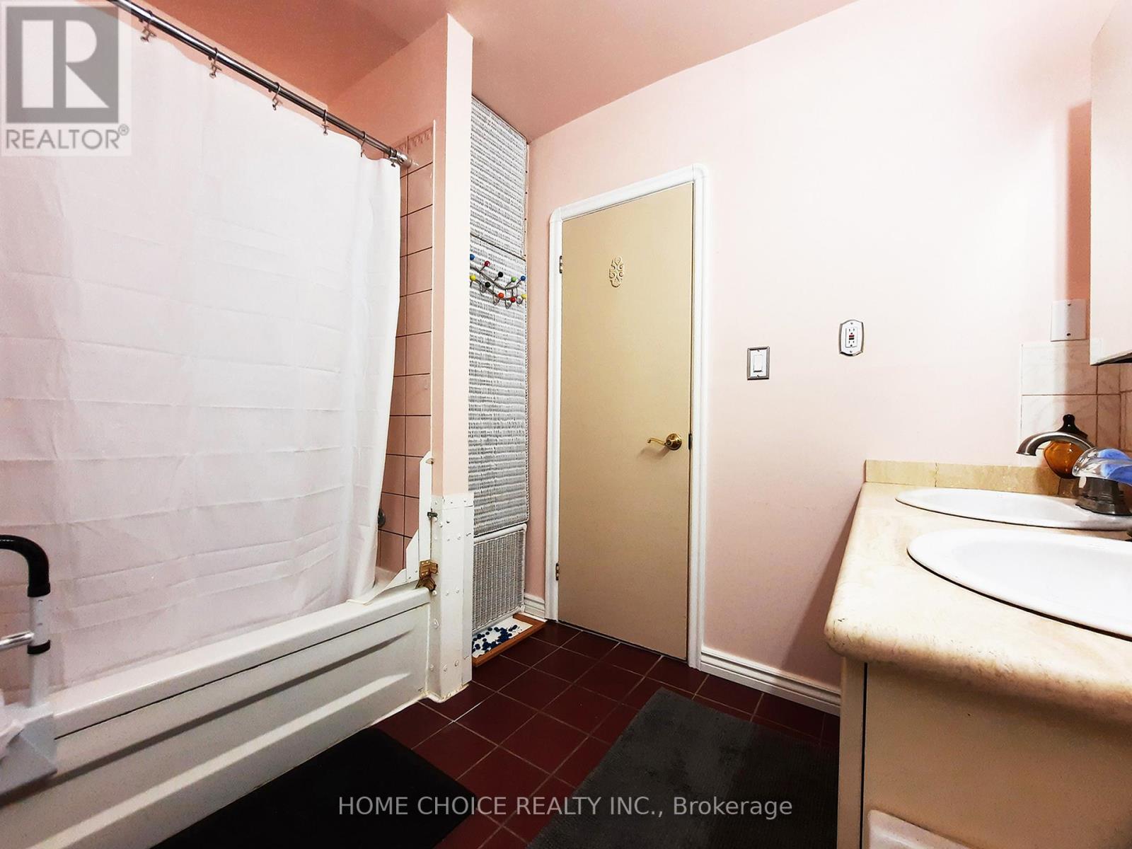 Photo 1 of 3 Saugeen Crescent, Toronto ON