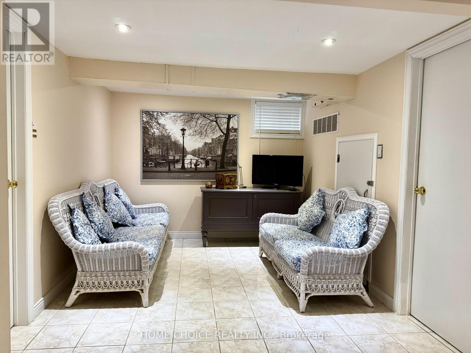 Photo 16 of 3 Saugeen Crescent, Toronto ON