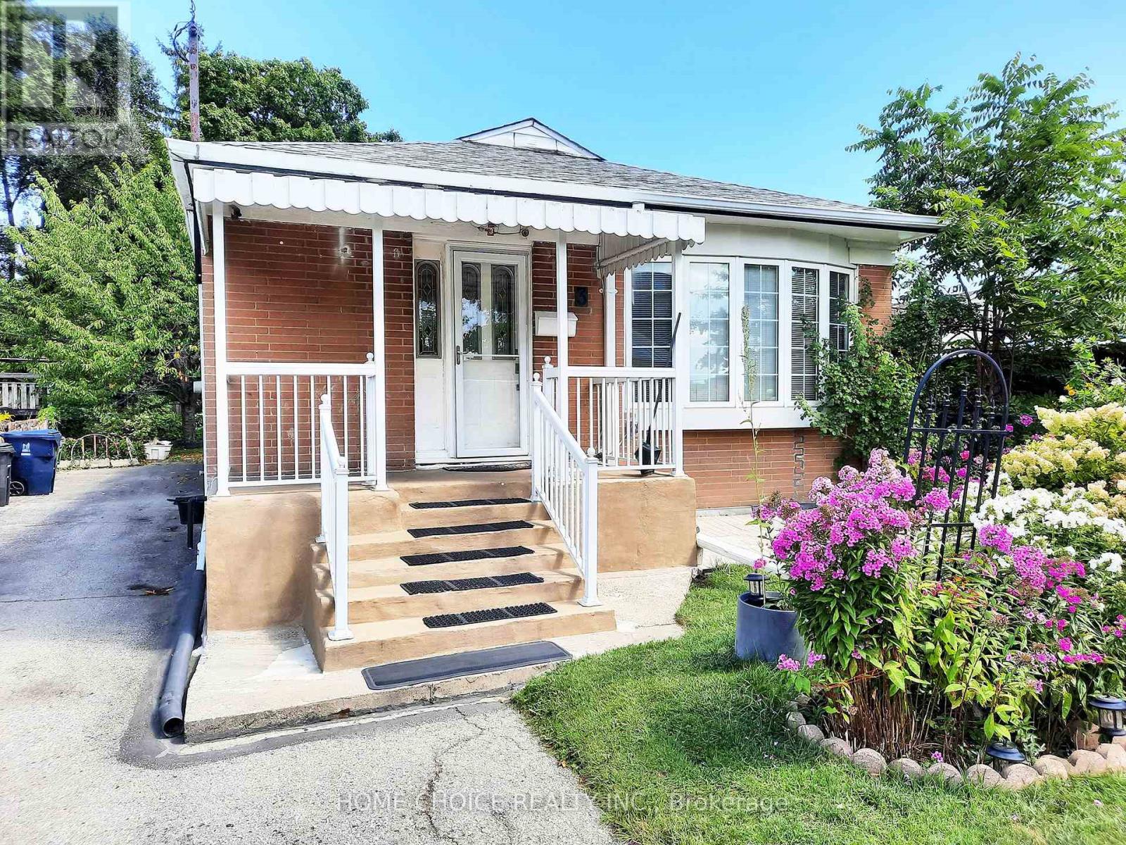 Photo 31 of 3 Saugeen Crescent, Toronto ON