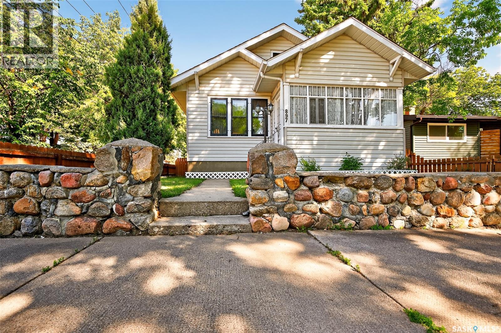 Photo 1 of 897 Willow Avenue, Moose Jaw SK