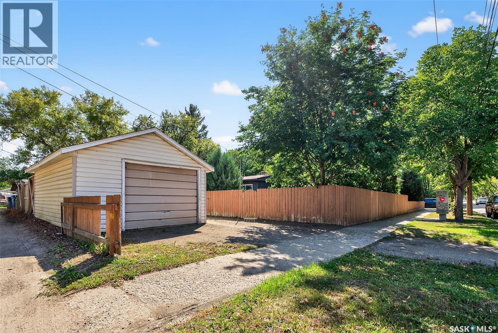 Photo 11 of 897 Willow Avenue, Moose Jaw SK