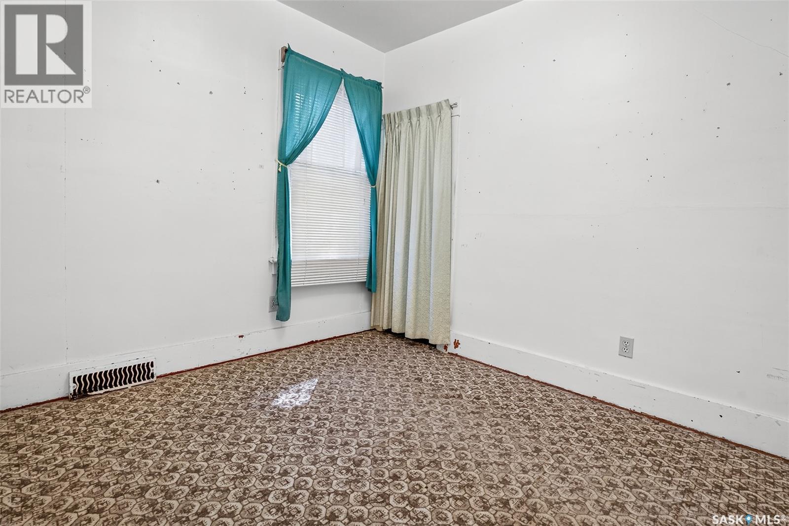 Photo 26 of 897 Willow Avenue, Moose Jaw SK