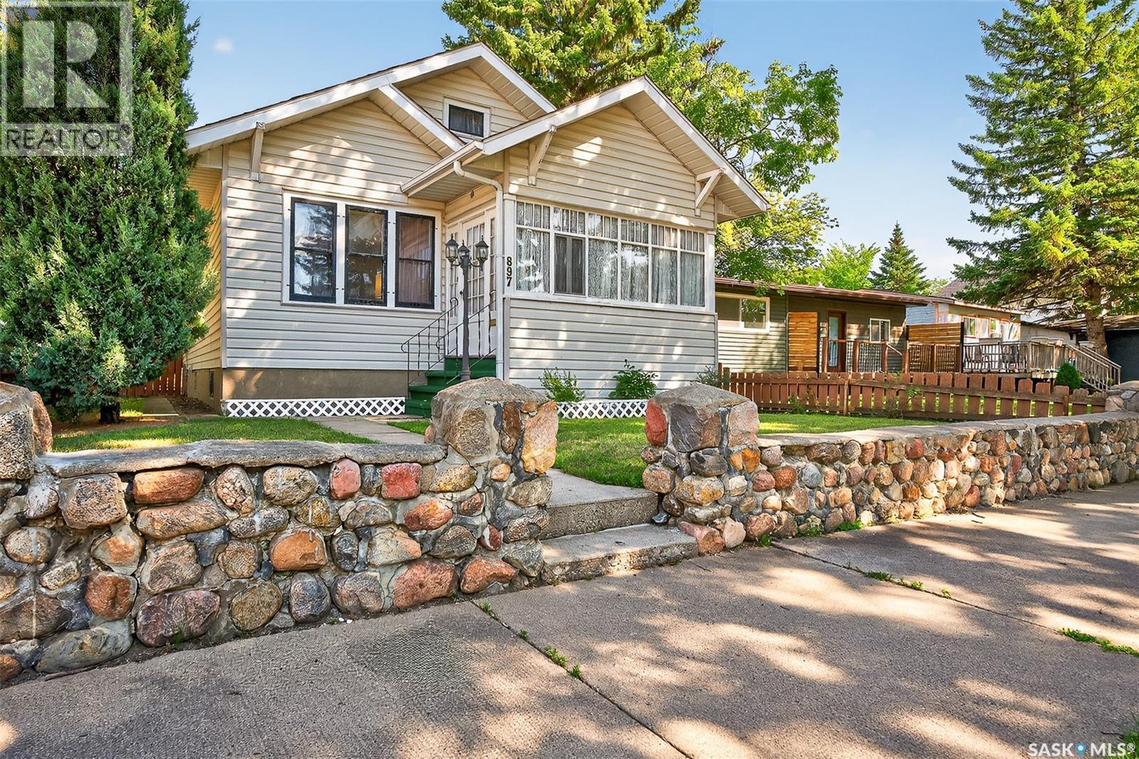 Photo 3 of 897 Willow Avenue, Moose Jaw SK
