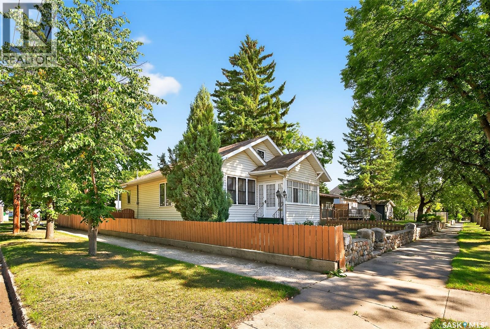 Photo 6 of 897 Willow Avenue, Moose Jaw SK