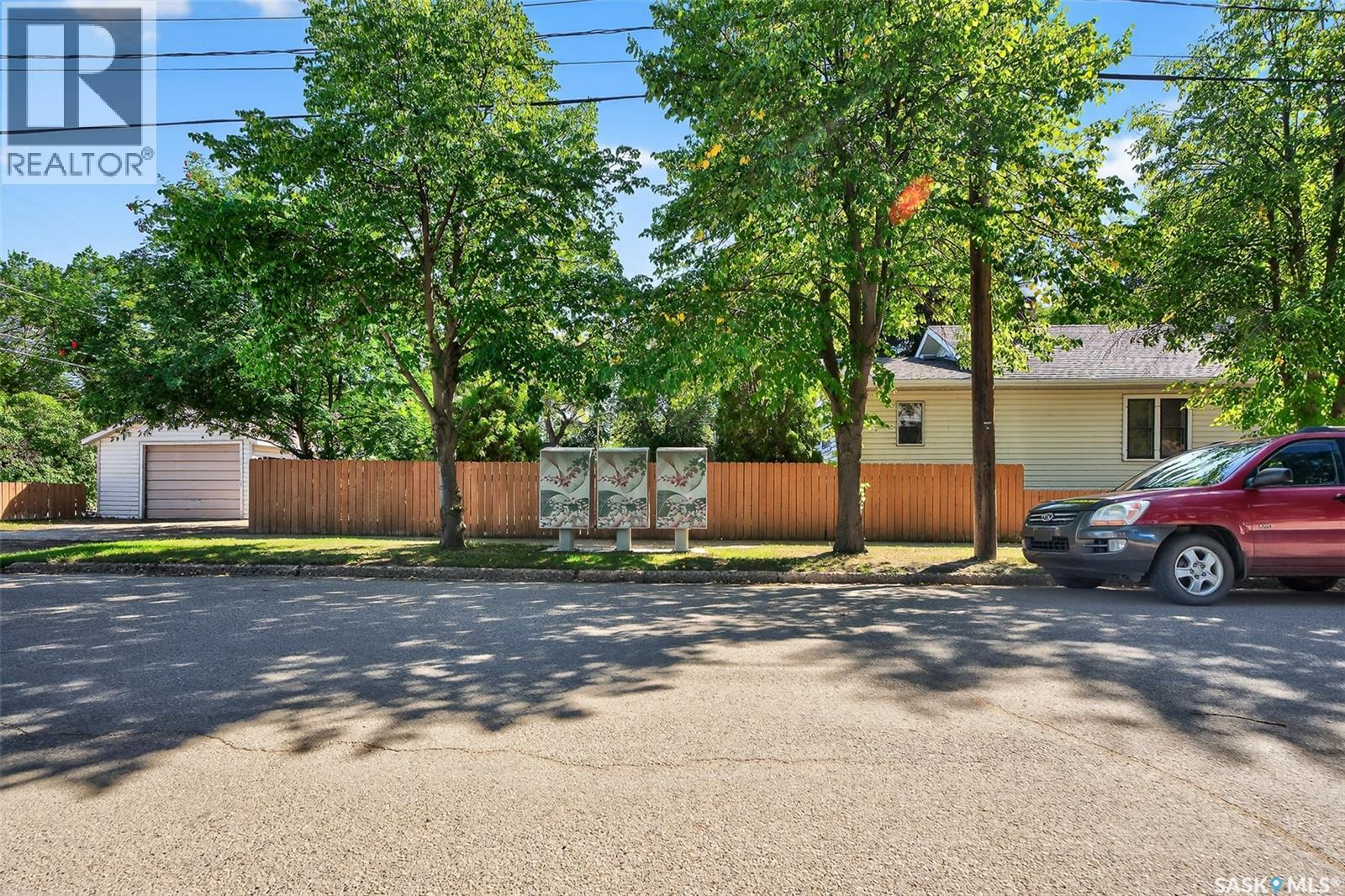 Photo 8 of 897 Willow Avenue, Moose Jaw SK
