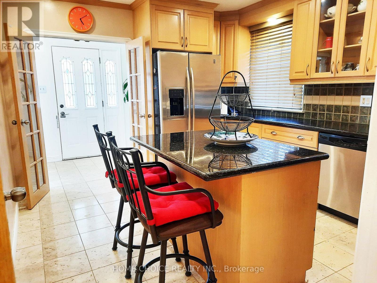 Photo 2 of 3 Saugeen Crescent, Toronto ON
