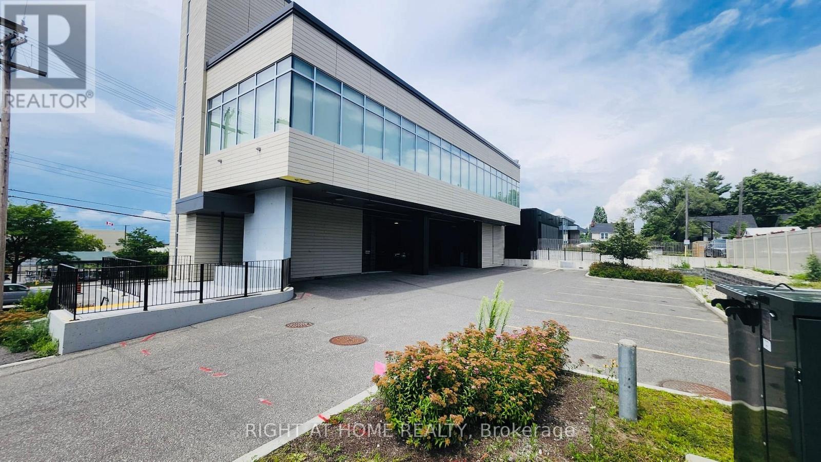 Photo 2 of 101 1637 Bank Street, Ottawa ON
