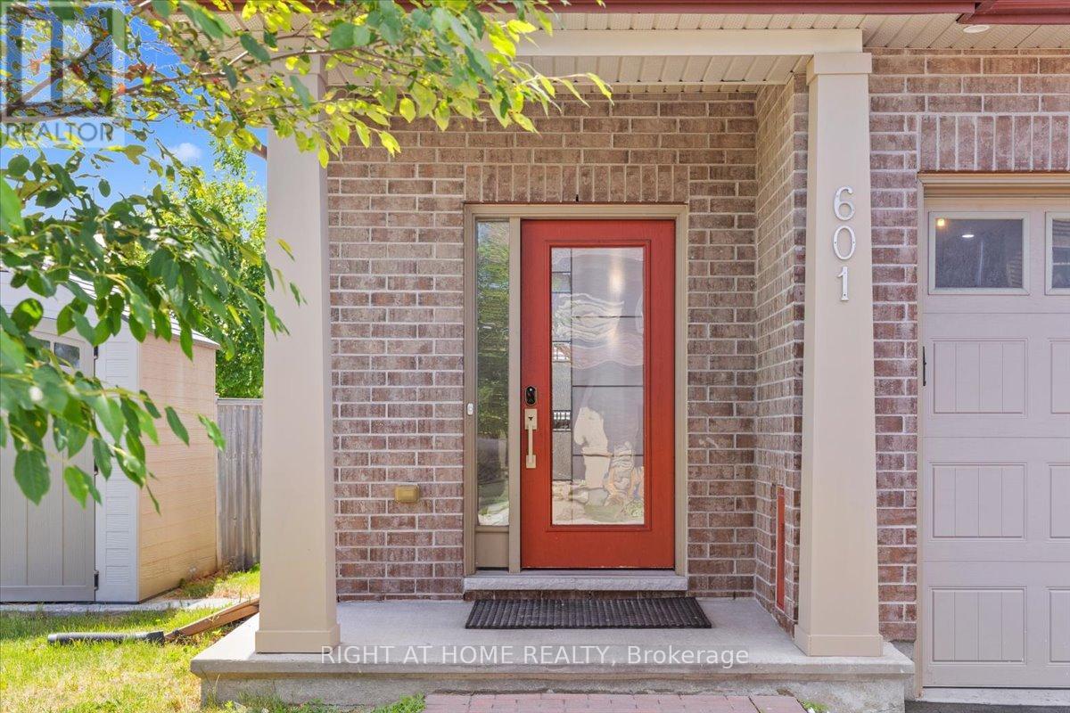 Photo 3 of 601 Willowmere Way, Ottawa ON