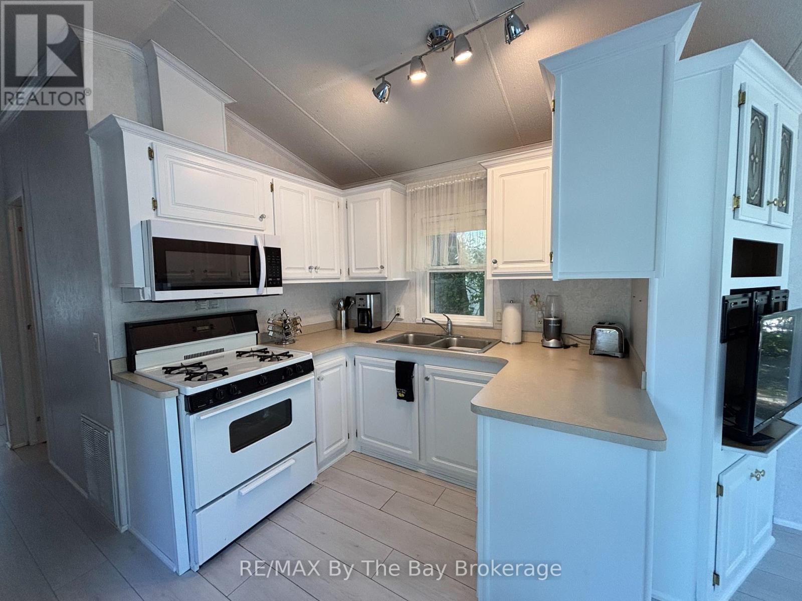 Photo 2 of 15 Huron Circle, Wasaga Beach ON