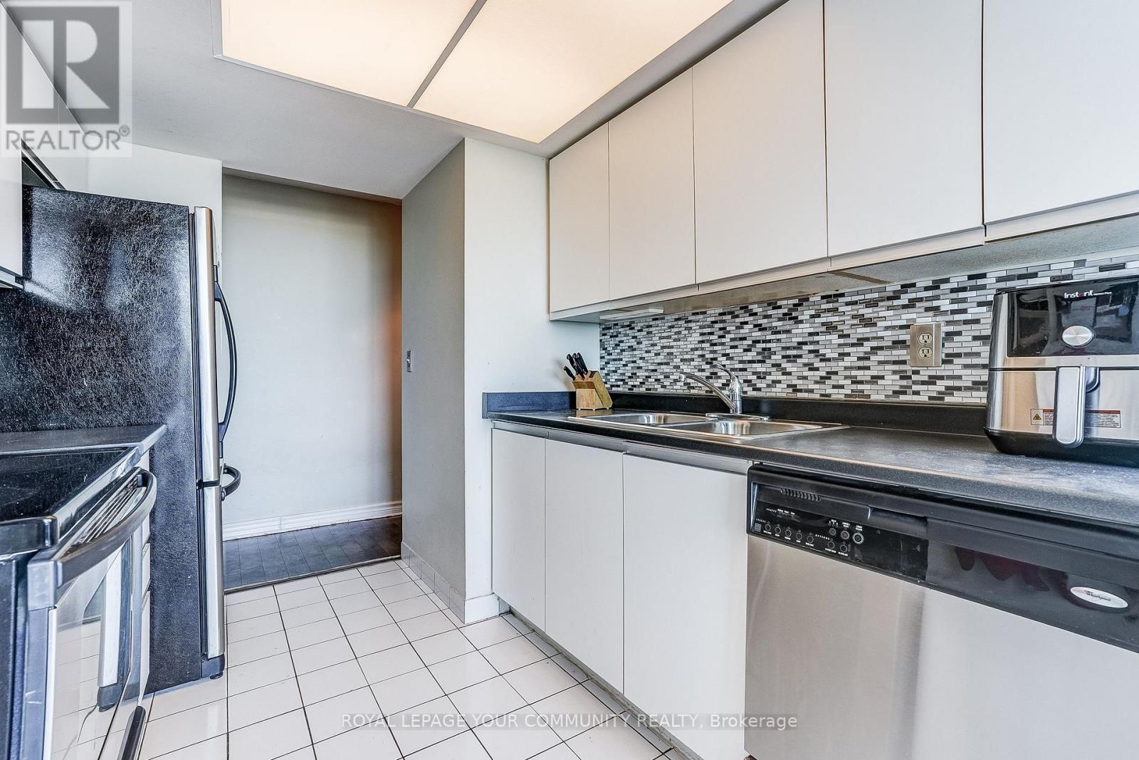 Photo 13 of 1208 350 Webb Drive, Mississauga ON