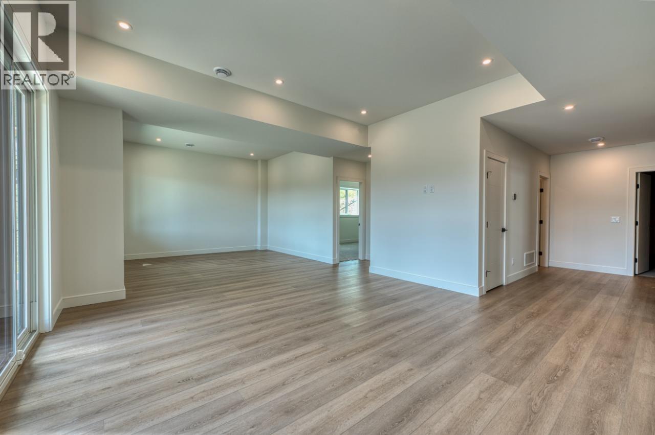Photo 35 of 1070 Emslie Street, Kelowna BC