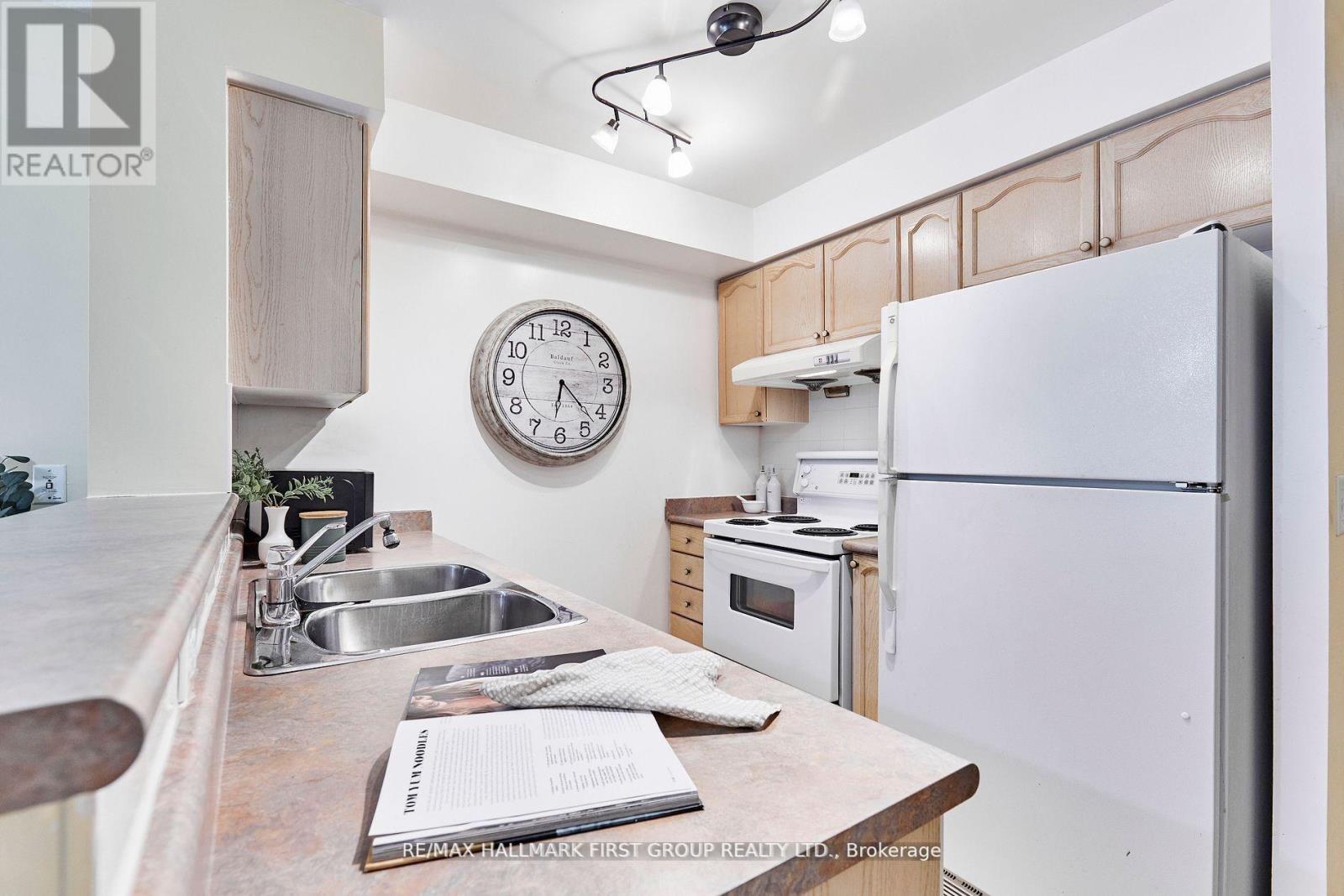 Photo 5 of 612 28 Olive Avenue, Toronto ON