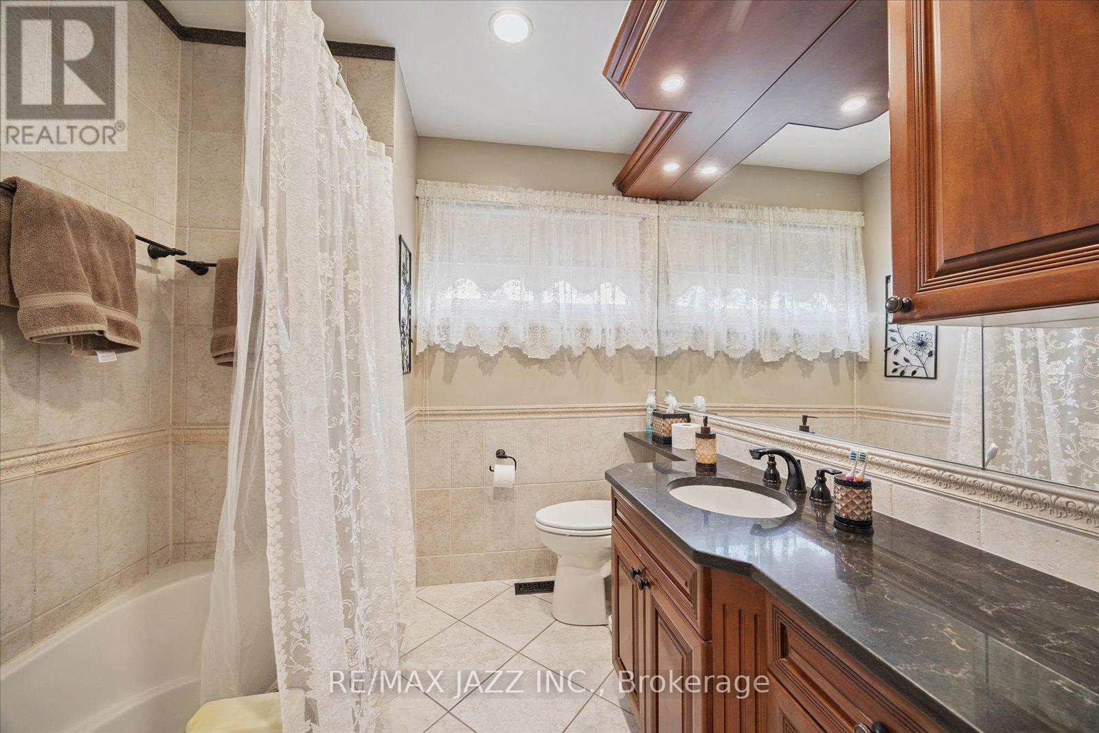 Photo 3 of 606 Gibbons Street, Oshawa ON