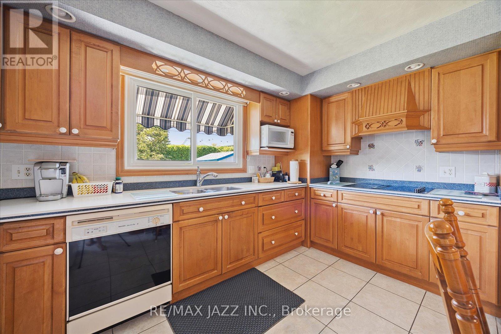 Photo 10 of 606 Gibbons Street, Oshawa ON