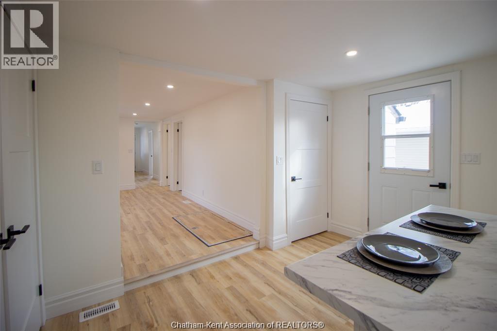 Photo 13 of 507 Trerice Street West, Dresden ON