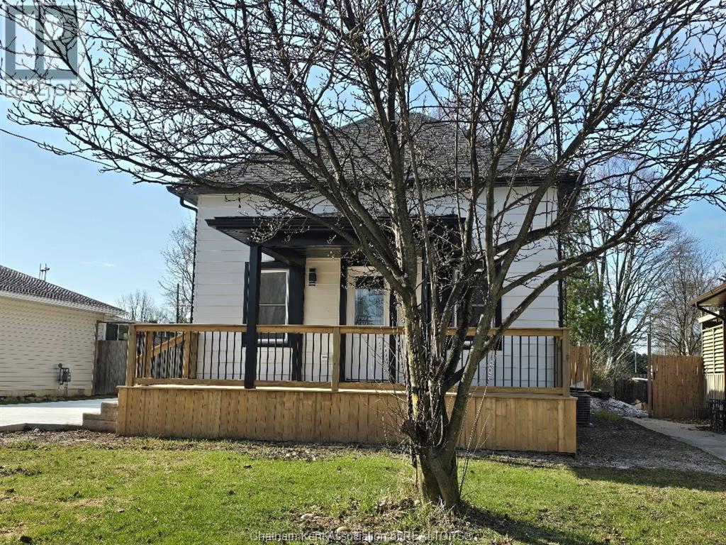 Photo 2 of 507 Trerice Street West, Dresden ON