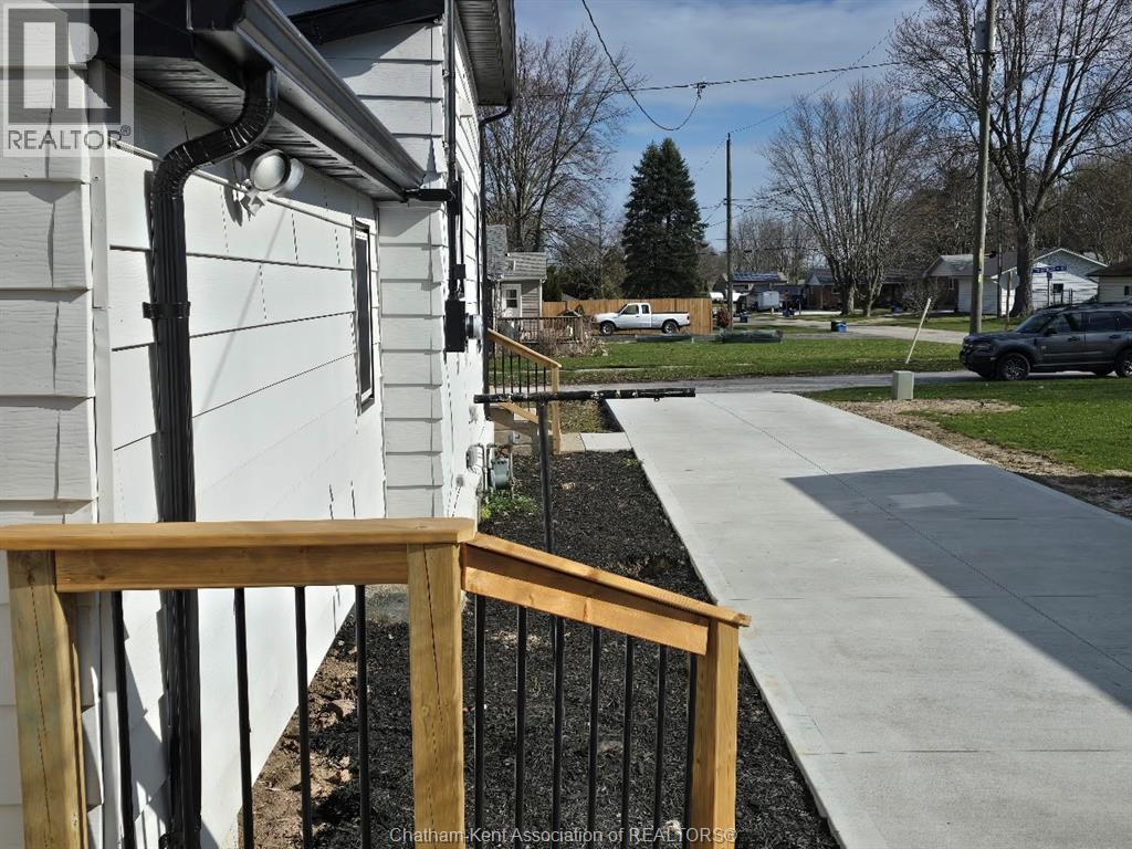 Photo 5 of 507 Trerice Street West, Dresden ON