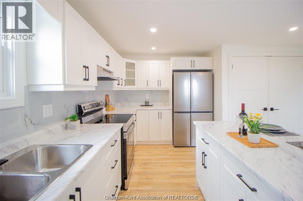 Photo 9 of 507 Trerice Street West, Dresden ON