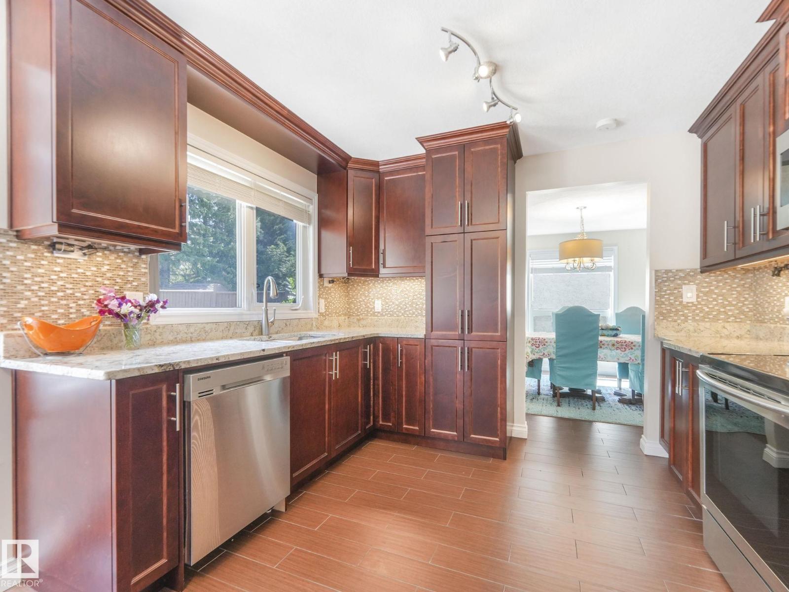 Photo 7 of 88 Wahstao Cr Nw, Edmonton AB