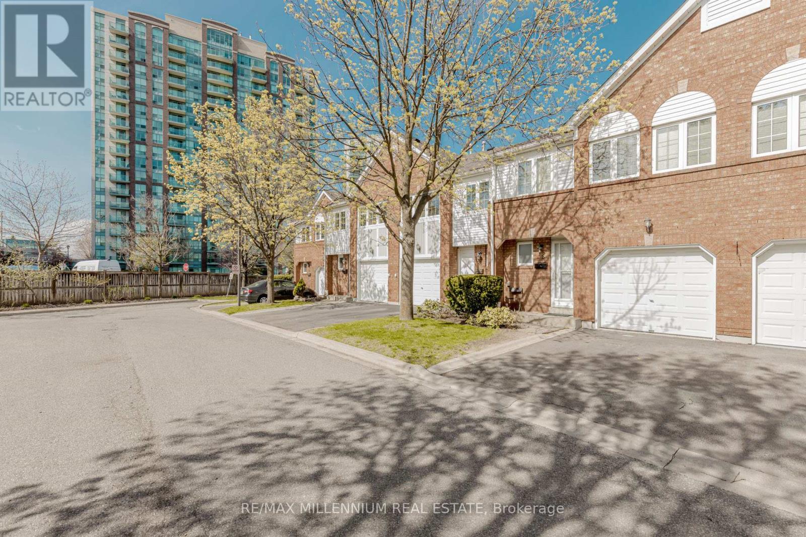 Photo 1 of 28 4605 Donegal Drive, Mississauga ON