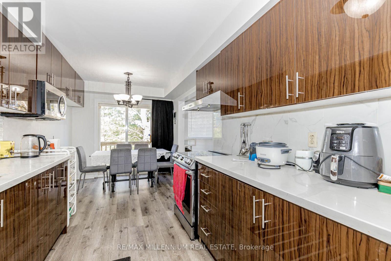 Photo 10 of 28 4605 Donegal Drive, Mississauga ON