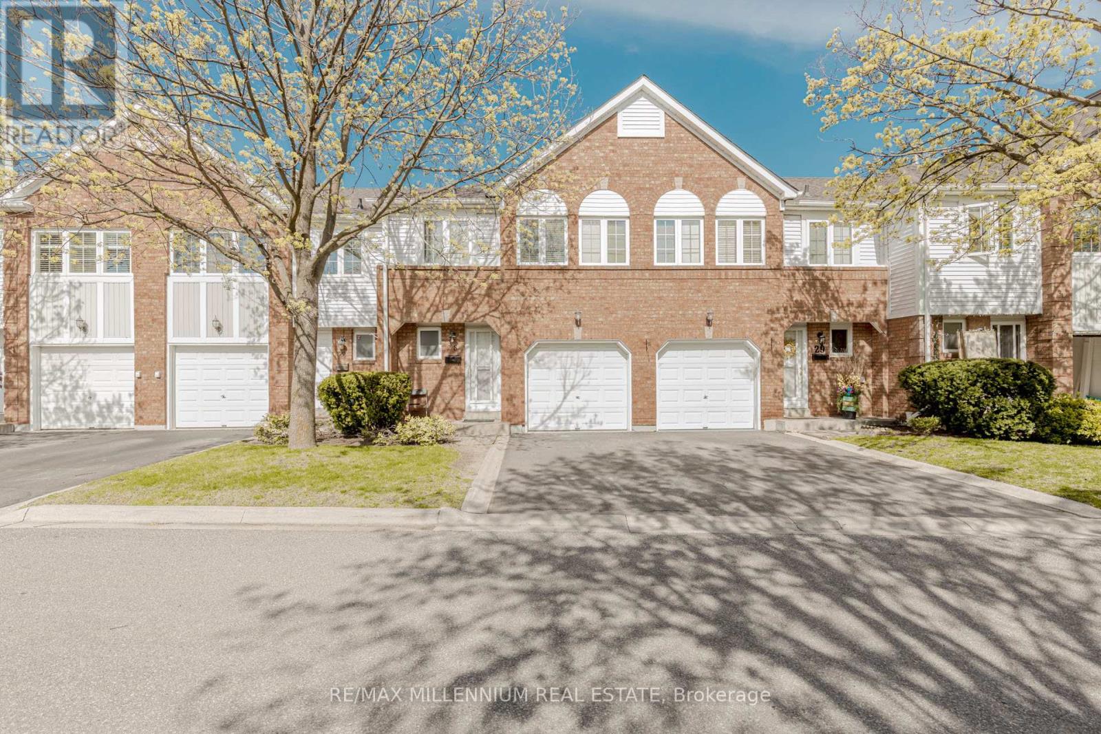 Photo 2 of 28 4605 Donegal Drive, Mississauga ON