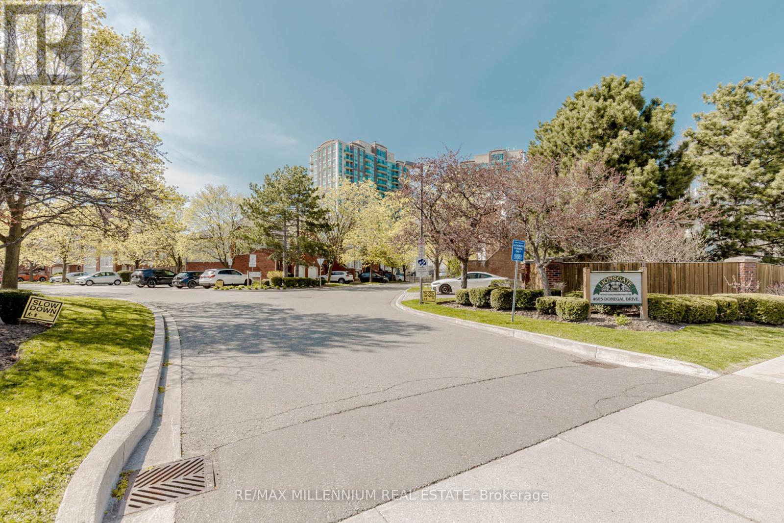 Photo 3 of 28 4605 Donegal Drive, Mississauga ON