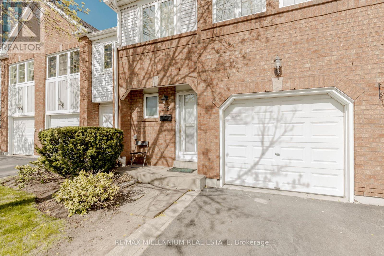 Photo 4 of 28 4605 Donegal Drive, Mississauga ON
