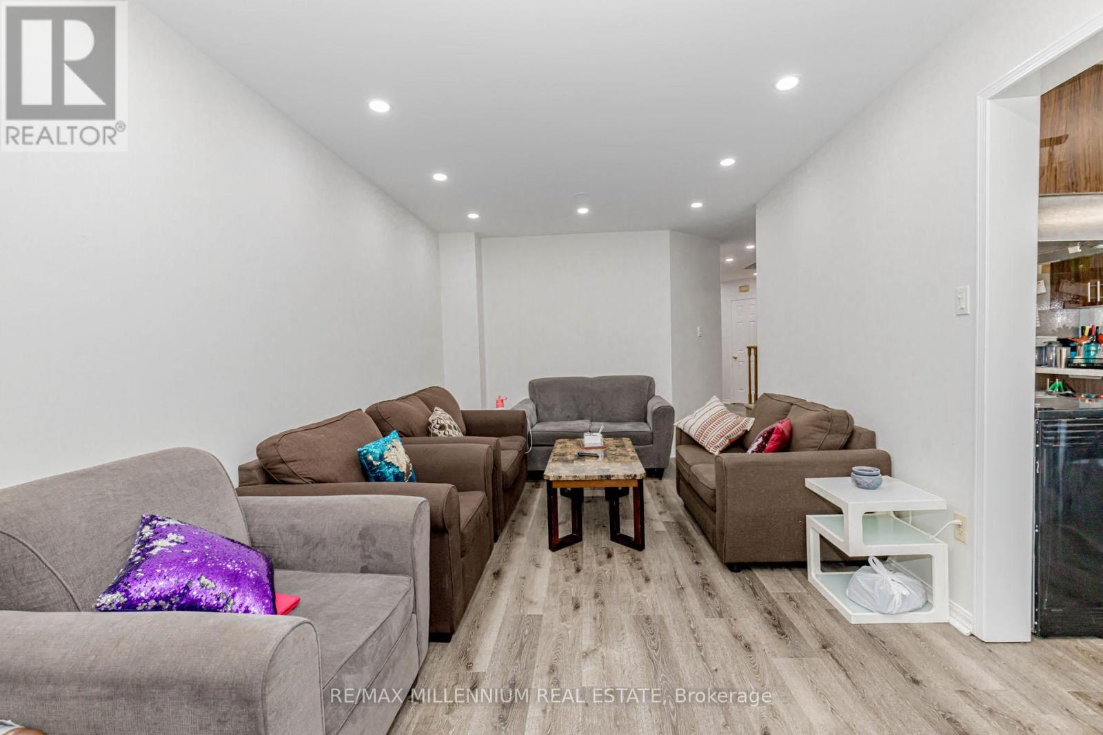 Photo 9 of 28 4605 Donegal Drive, Mississauga ON