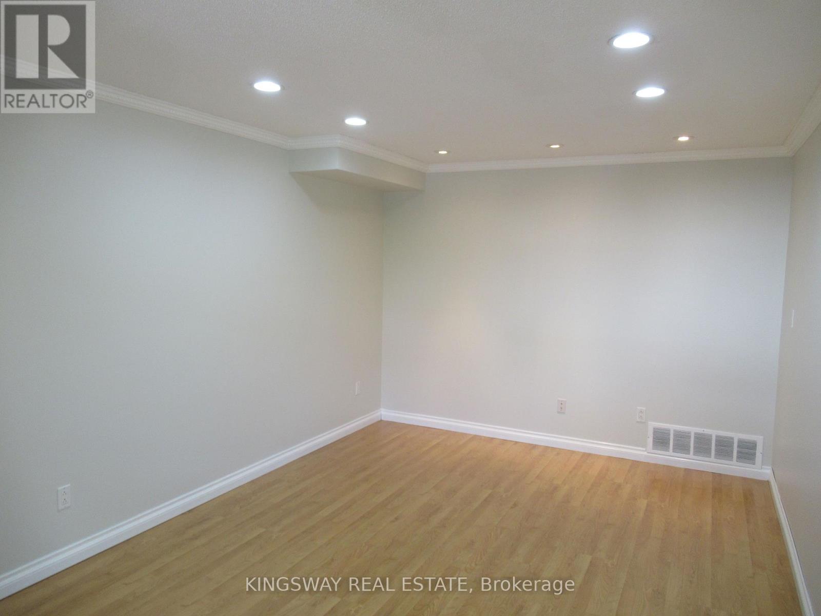 Photo 10 of 6059 Tillsdown Drive, Mississauga ON