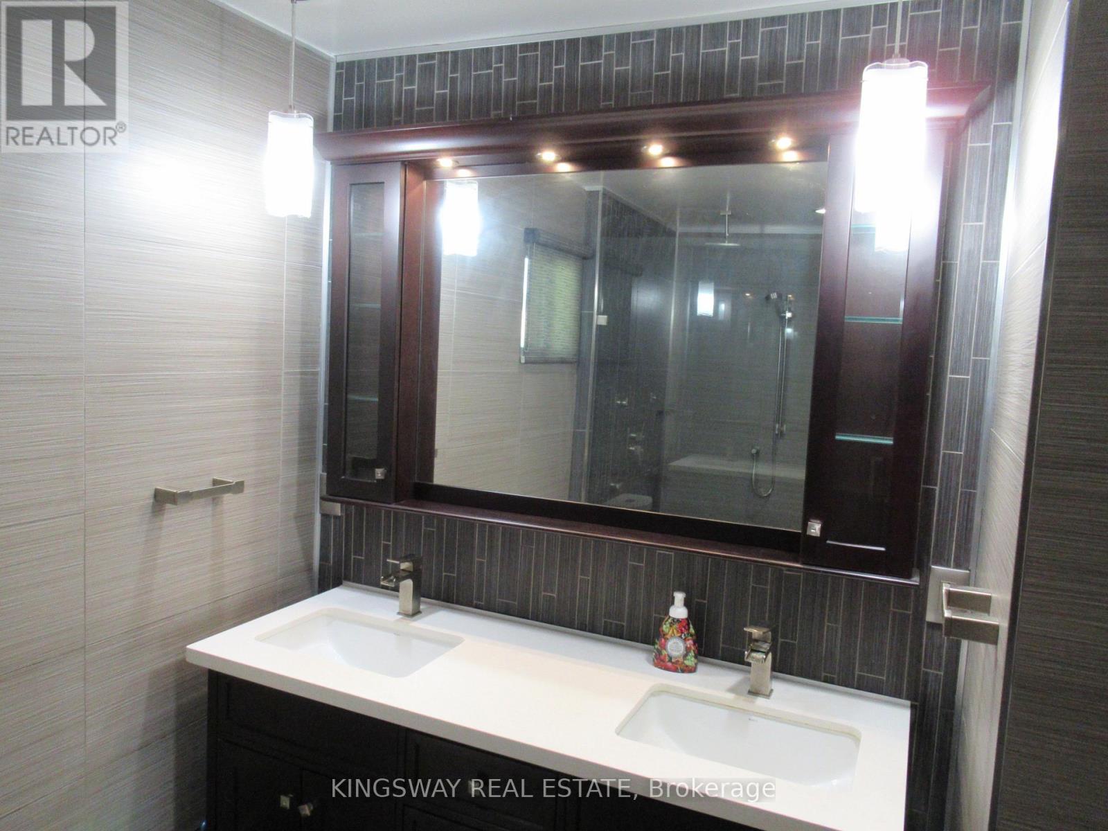 Photo 15 of 6059 Tillsdown Drive, Mississauga ON