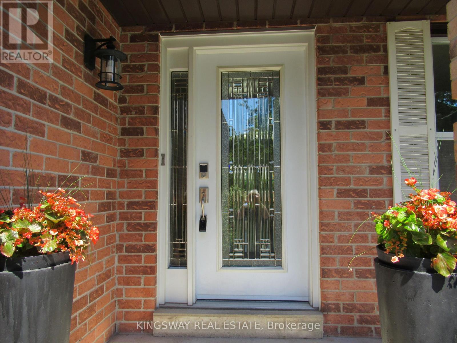 Photo 3 of 6059 Tillsdown Drive, Mississauga ON