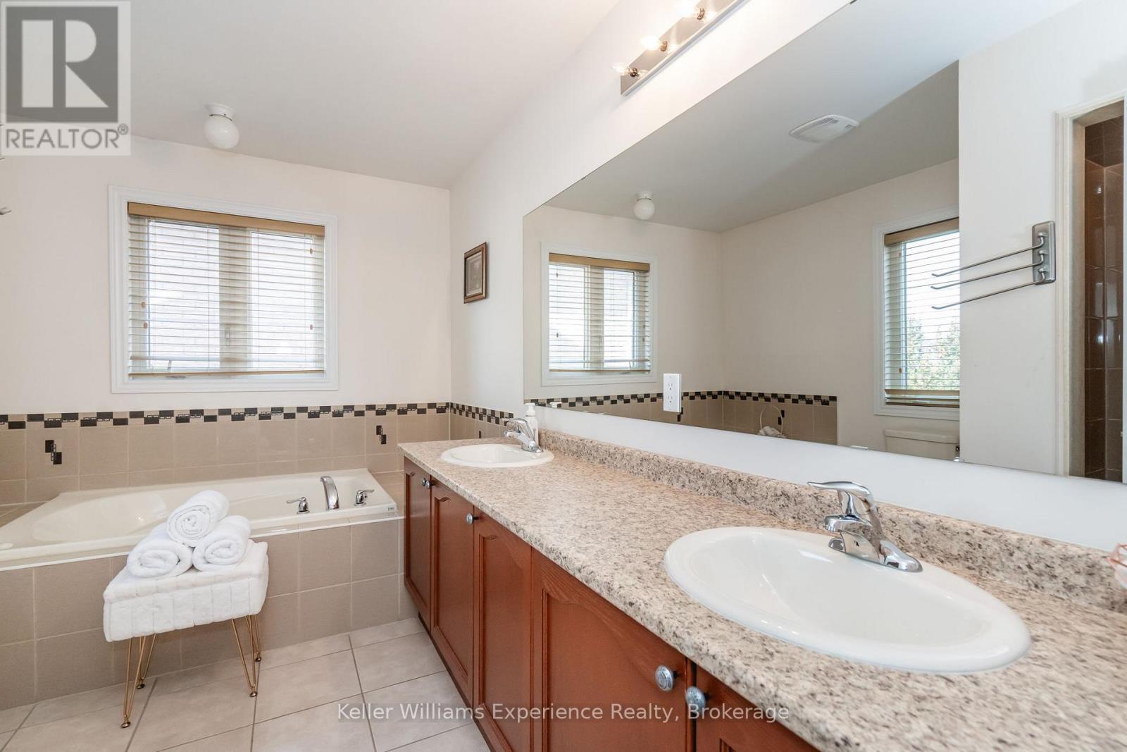 Photo 16 of 26 Homerton Avenue, Richmond Hill ON