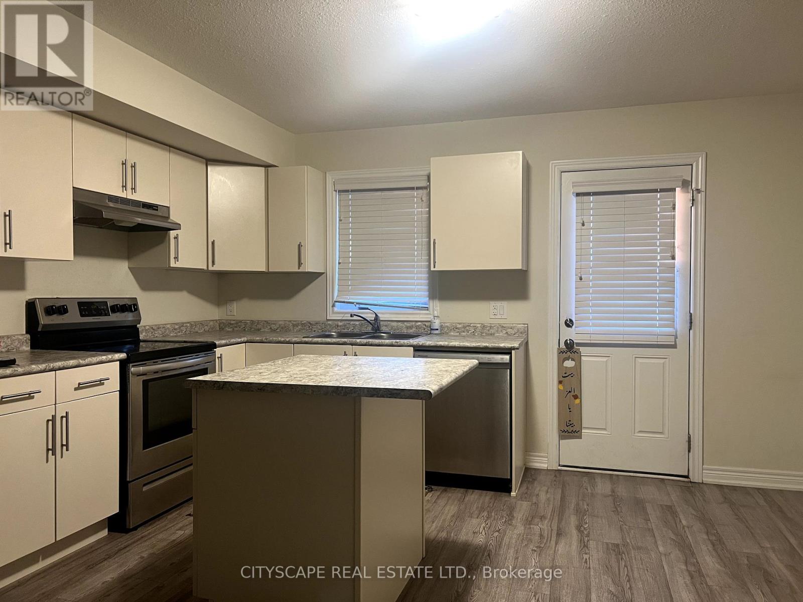 Photo 3 of 87 7768 Ascot Circle, Niagara Falls ON