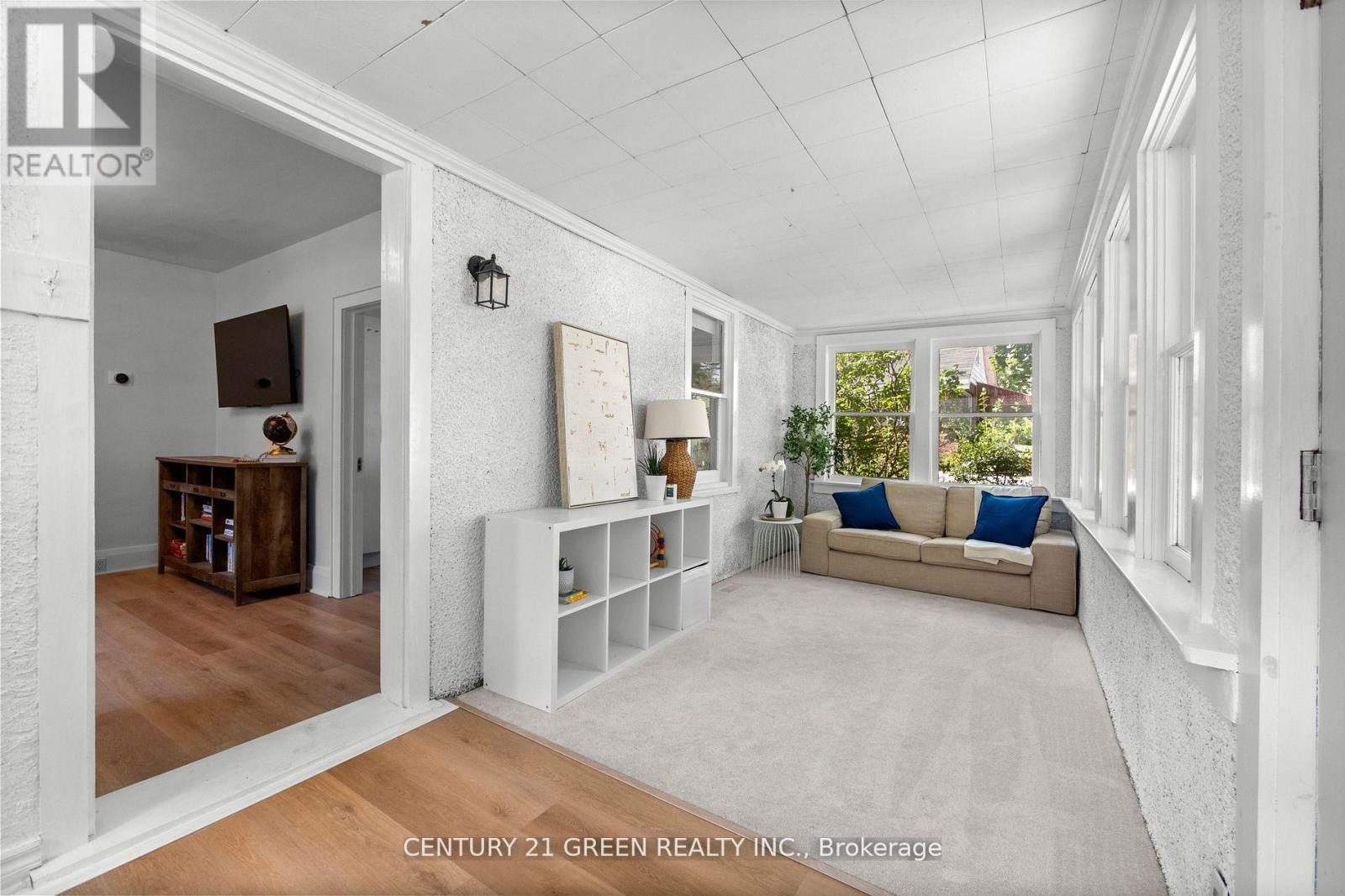 Photo 12 of 50 Elgin Street S, Cambridge ON