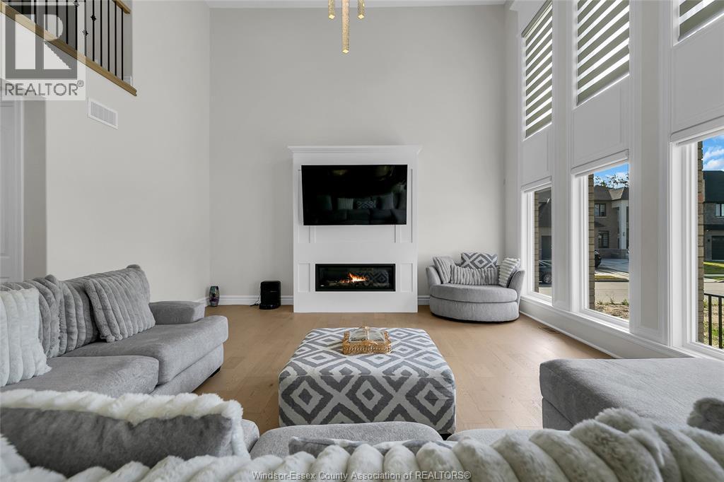 Photo 11 of 570 Orchard Crescent, Windsor ON