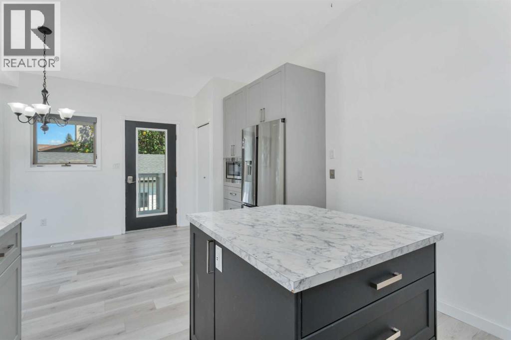 11 Maple Bay, Lacombe