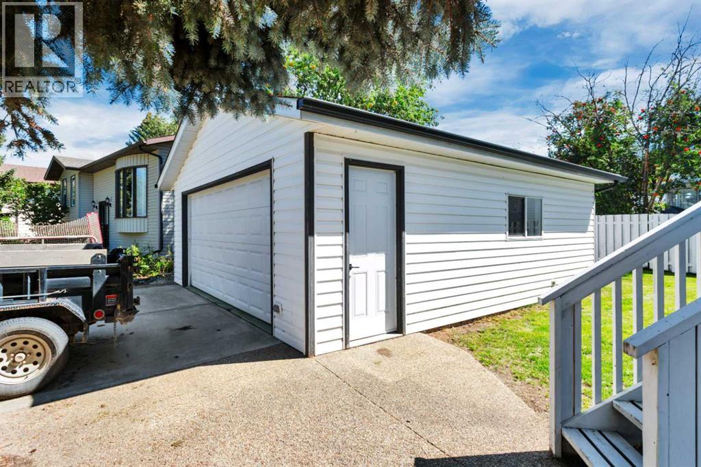 11 Maple Bay, Lacombe